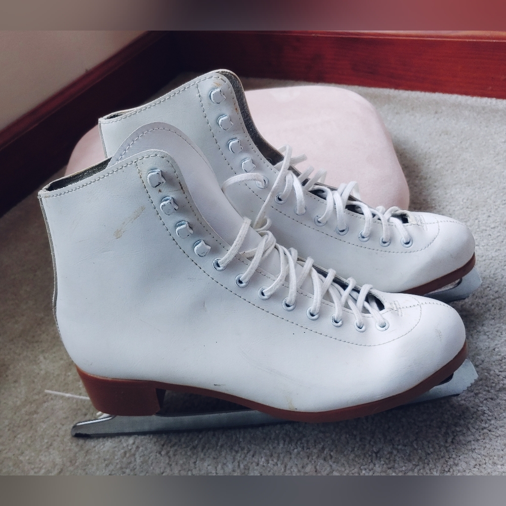 N/A. Riedell VGUC Women's 10M Figure Skates White sold by L.L. Bean